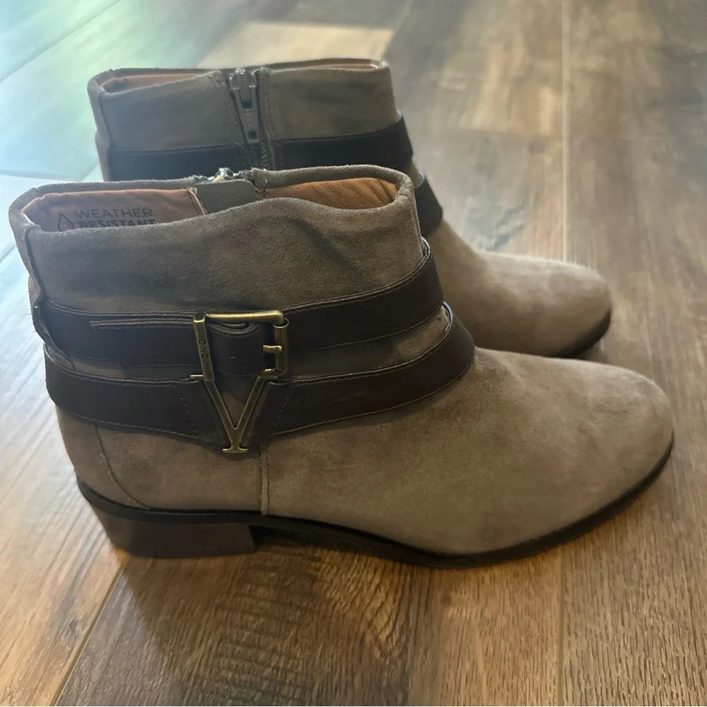 Vionic Hope Mana Suede Ankle Booties Size 7.5 Orthoheel Weather Repellent Greige